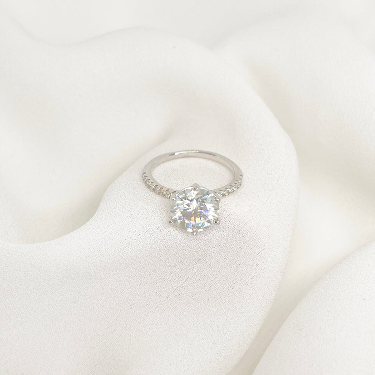 ANILLO LISSA PLATA .925 CON PIEDRA MOISSANITA