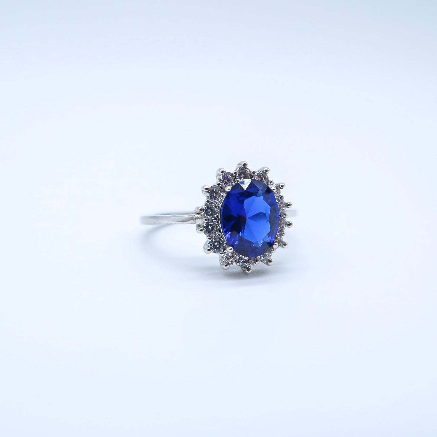ANILLO OVAL AZUL CON ZIRCONIAS