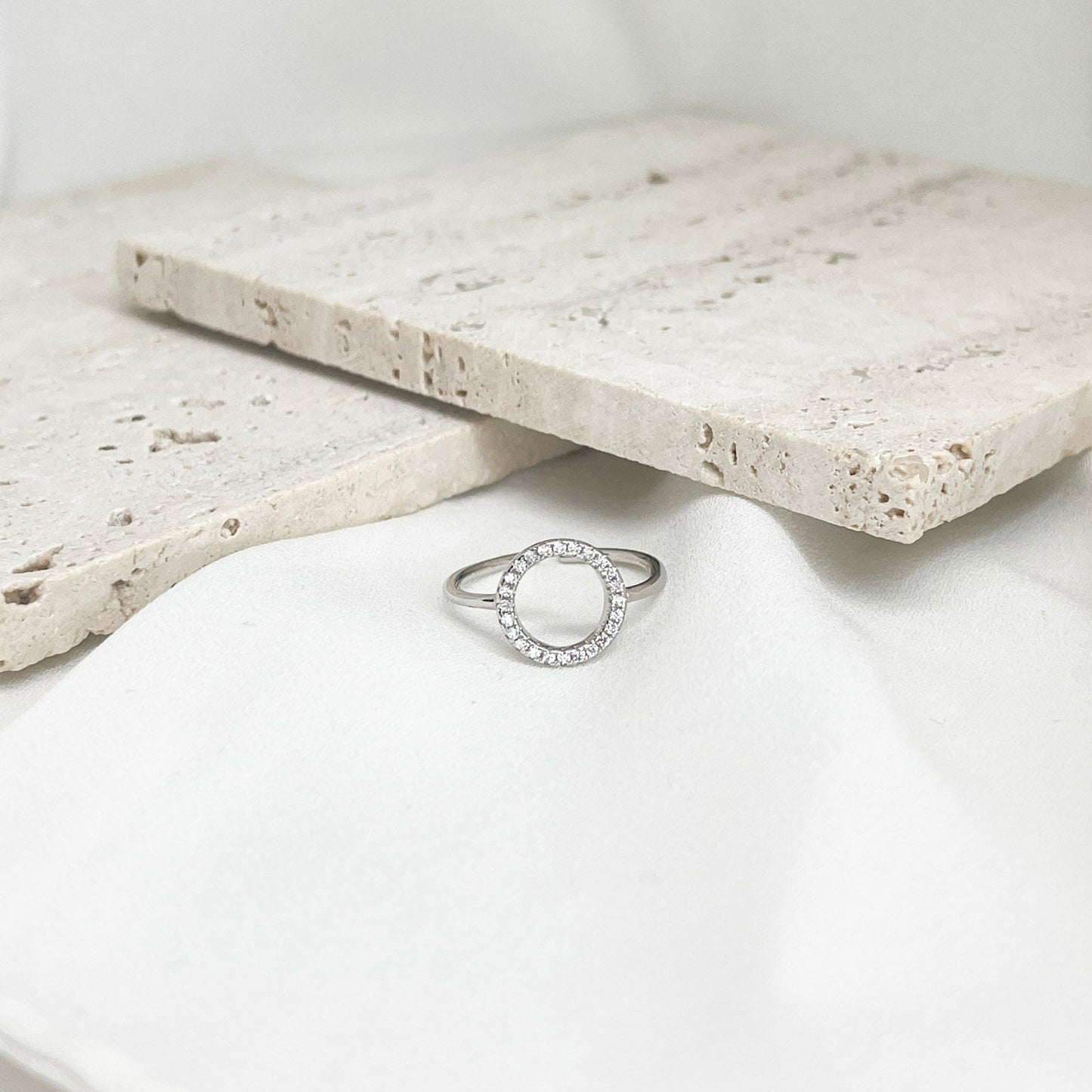 ANILLO CIRCULO DELGADO CON ZIRCONIAS