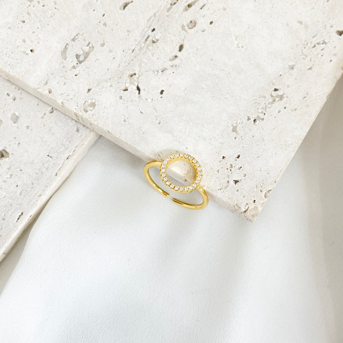 ANILLO CIRCULO DELGADO CON ZIRCONIAS