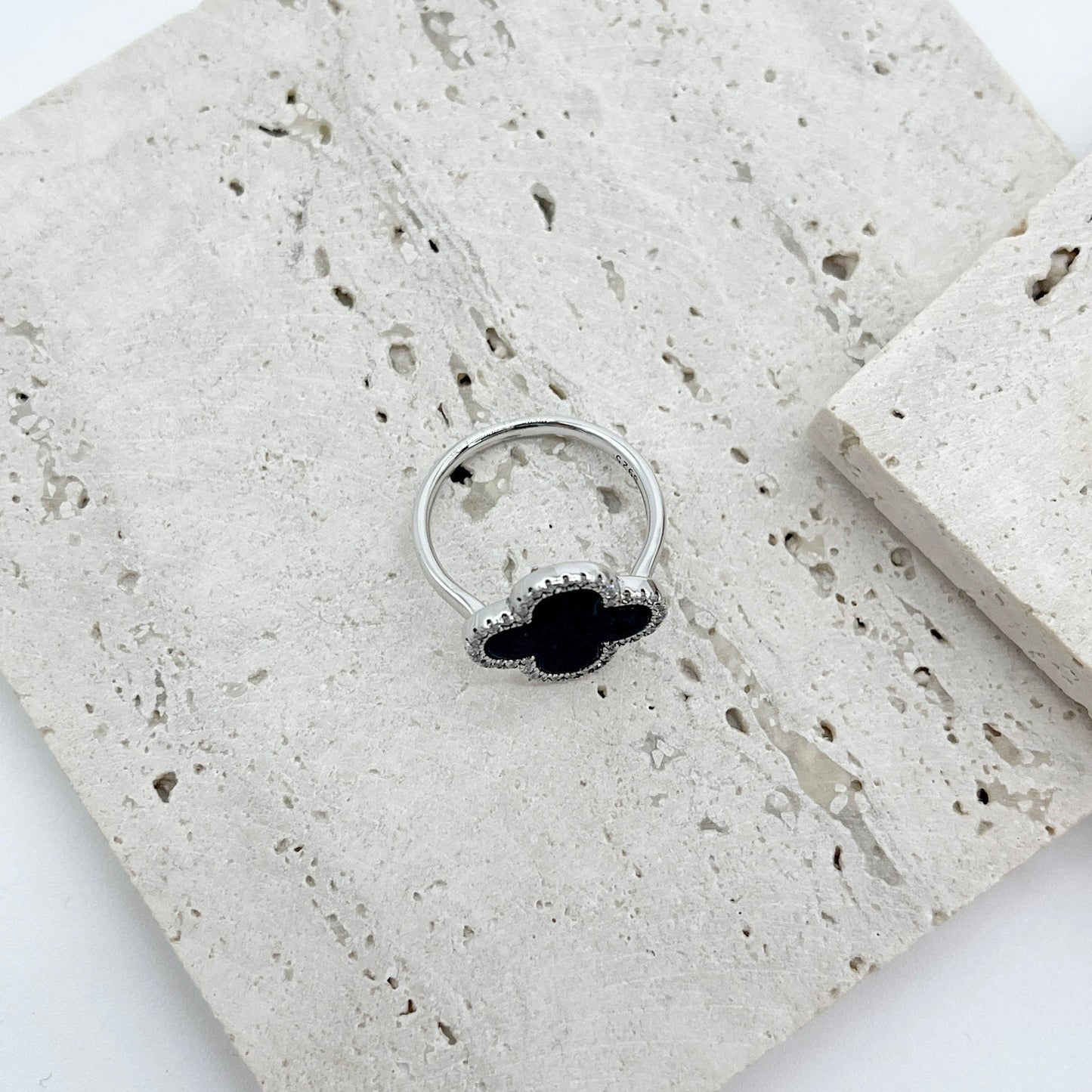 ANILLO TREBOL NEGRO CON ZIRCONIAS