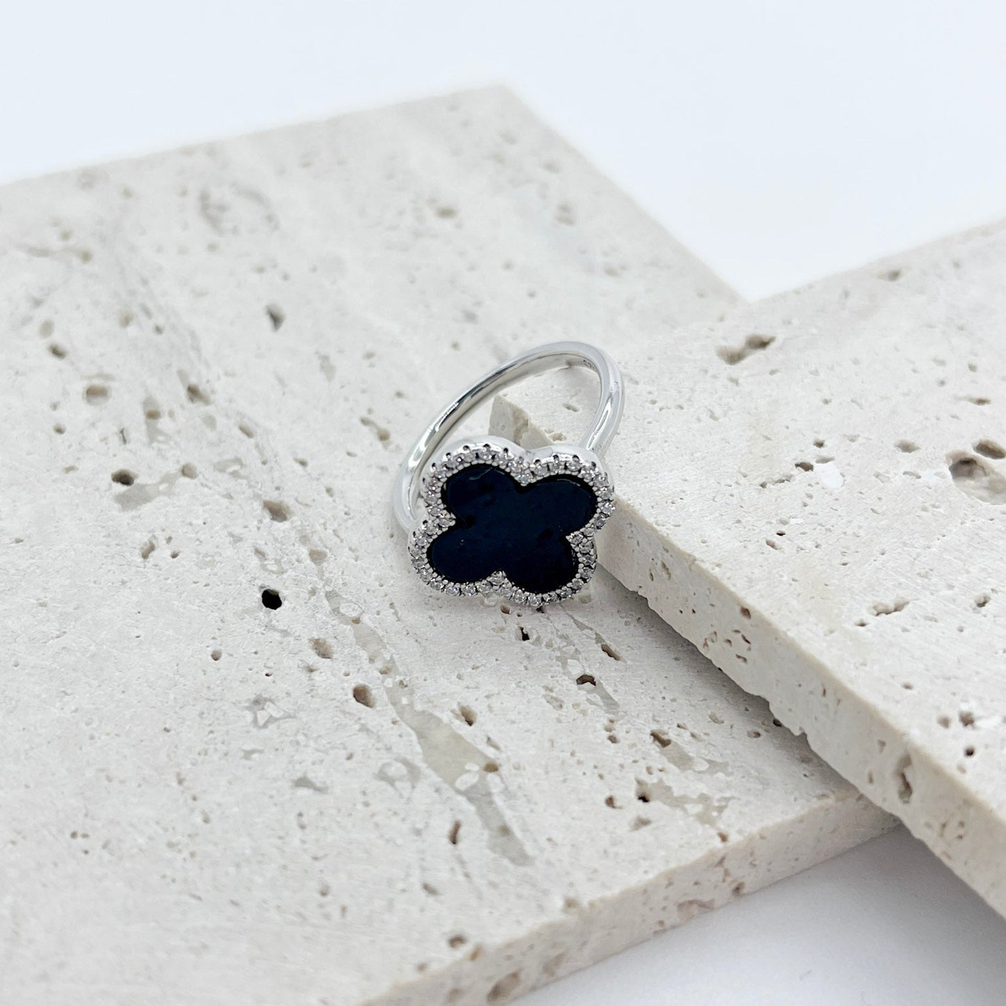 ANILLO TREBOL NEGRO CON ZIRCONIAS