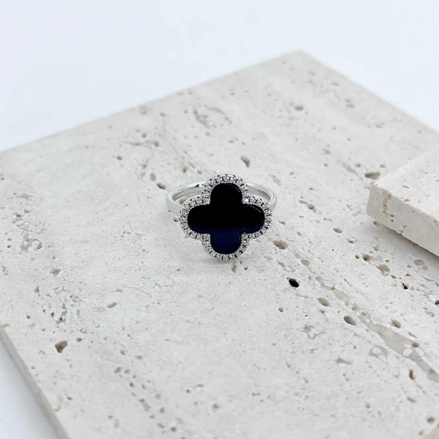 ANILLO TREBOL NEGRO CON ZIRCONIAS