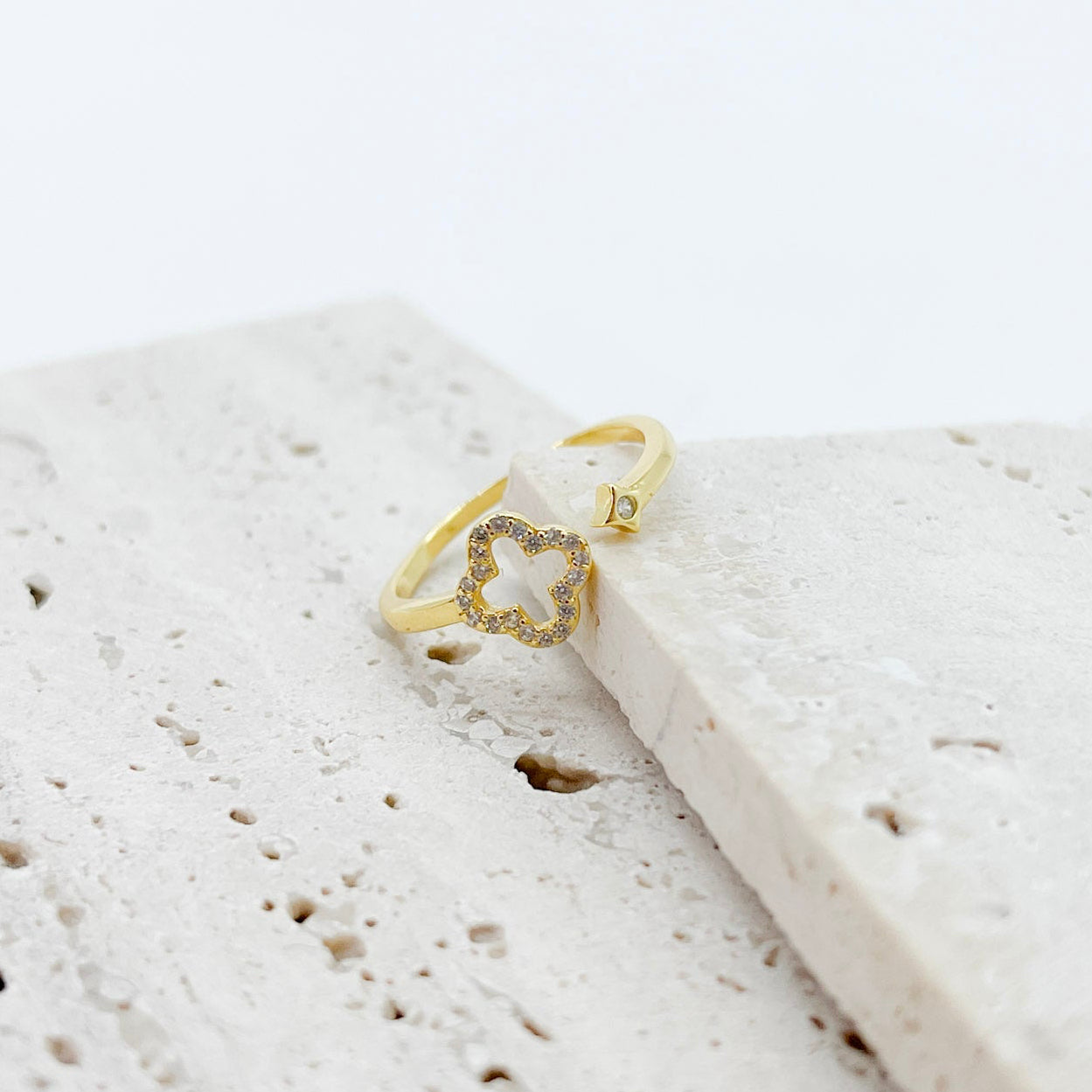 ANILLO TREBOL AJUSTABLE CON ZIRCONIAS