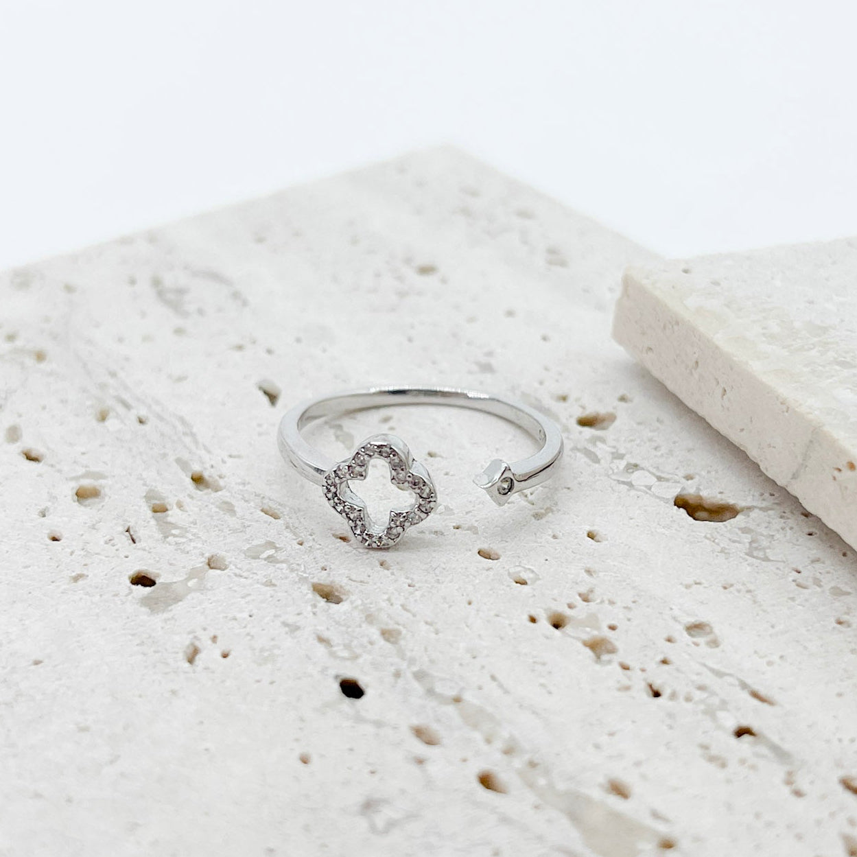 ANILLO TREBOL AJUSTABLE CON ZIRCONIAS