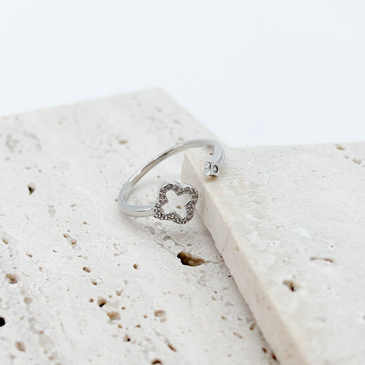 ANILLO TREBOL AJUSTABLE CON ZIRCONIAS