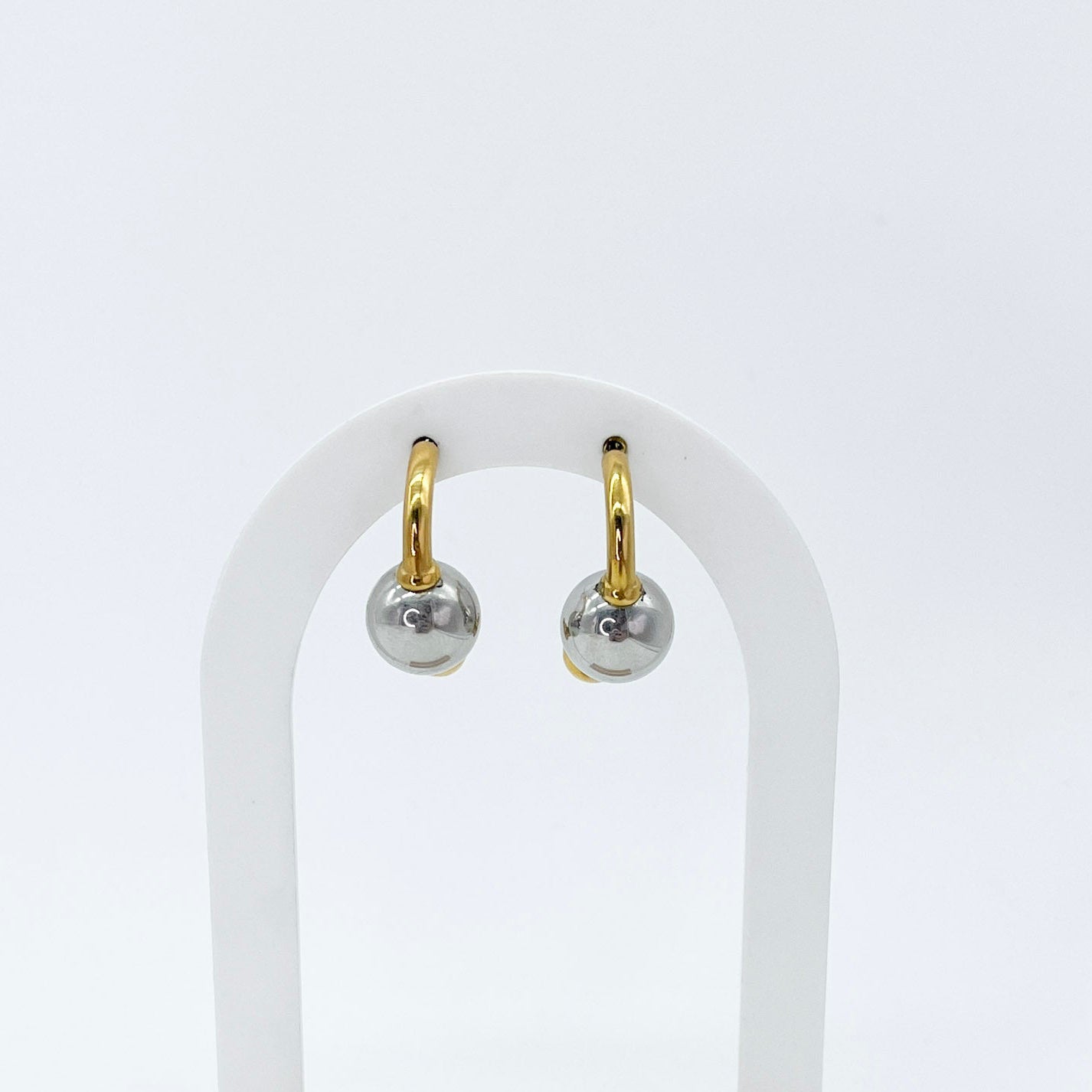ARETES GEODA BOLA IRREGULAR DOS COLORES