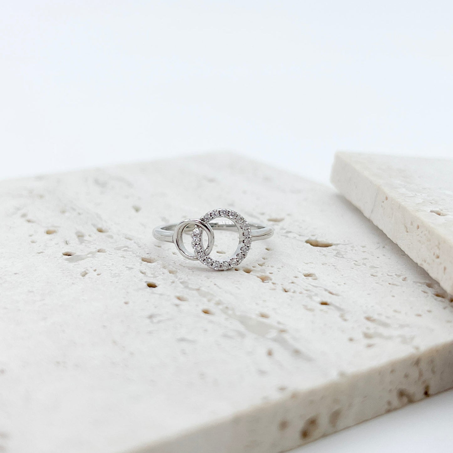 ANILLO ONION  CIRCULOS UNIDOS CON ZIRCONIAS