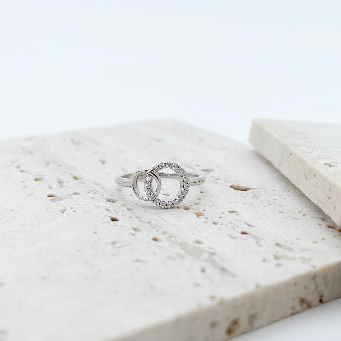 ANILLO ONION  CIRCULOS UNIDOS CON ZIRCONIAS
