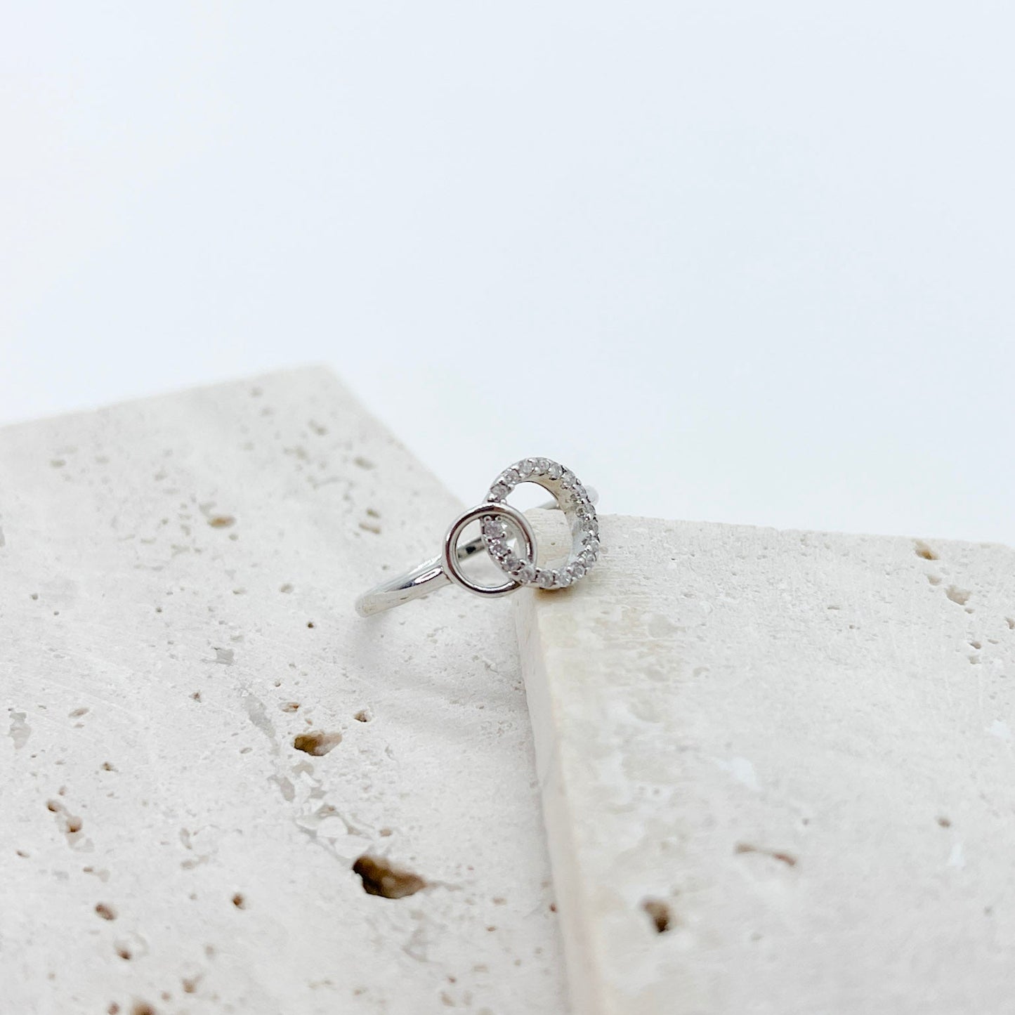 ANILLO ONION  CIRCULOS UNIDOS CON ZIRCONIAS