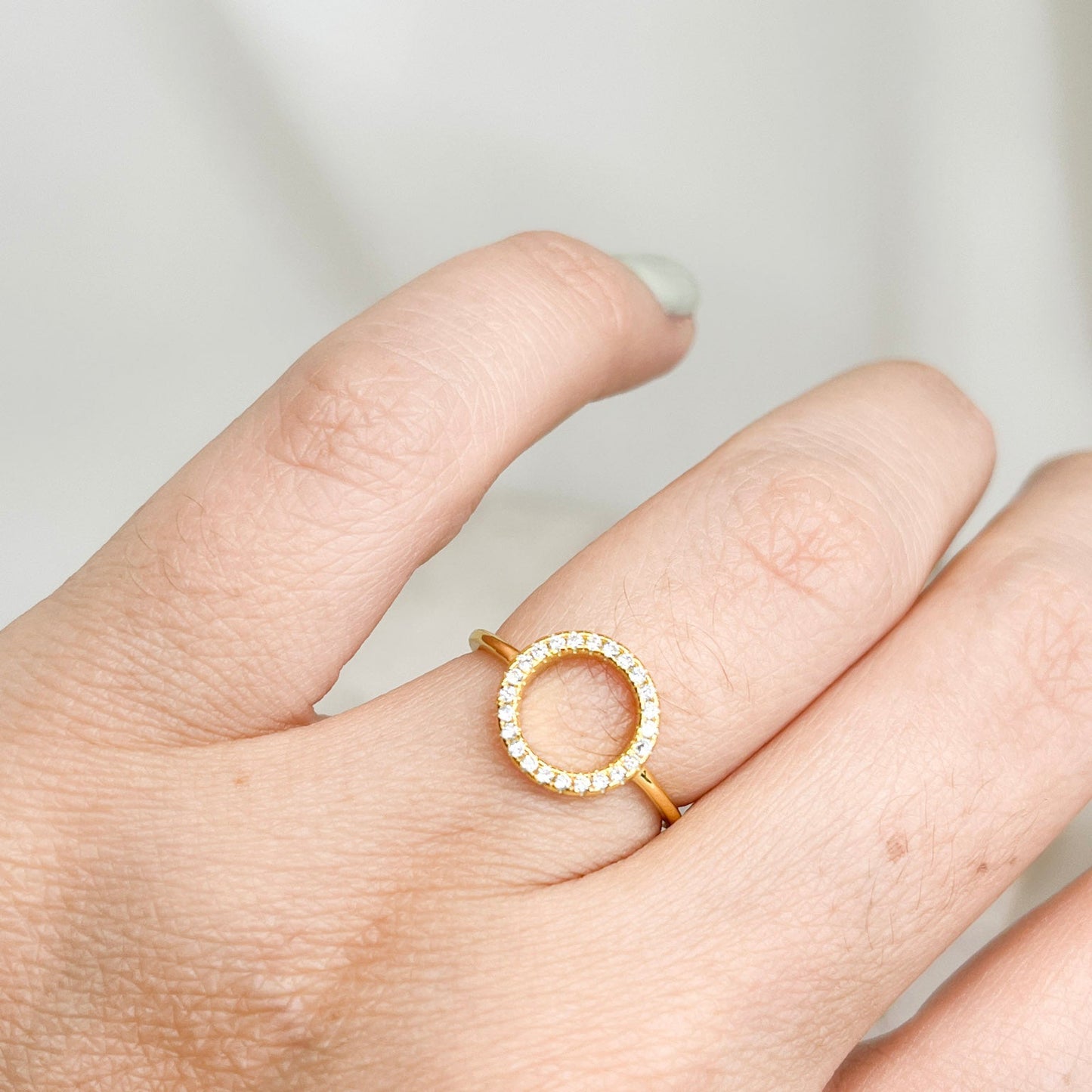 ANILLO CIRCULO DELGADO CON ZIRCONIAS