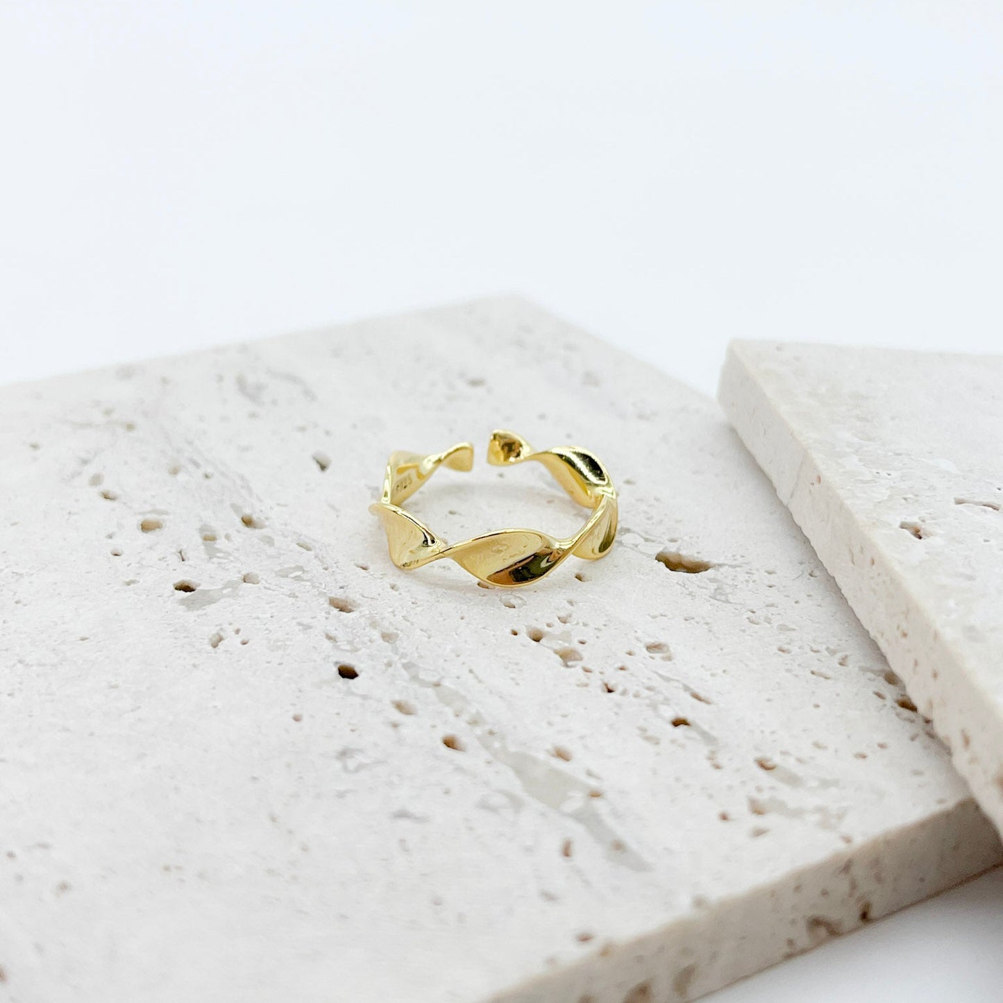 ANILLO TRAMA  AJUSTABLE CON ONDAS