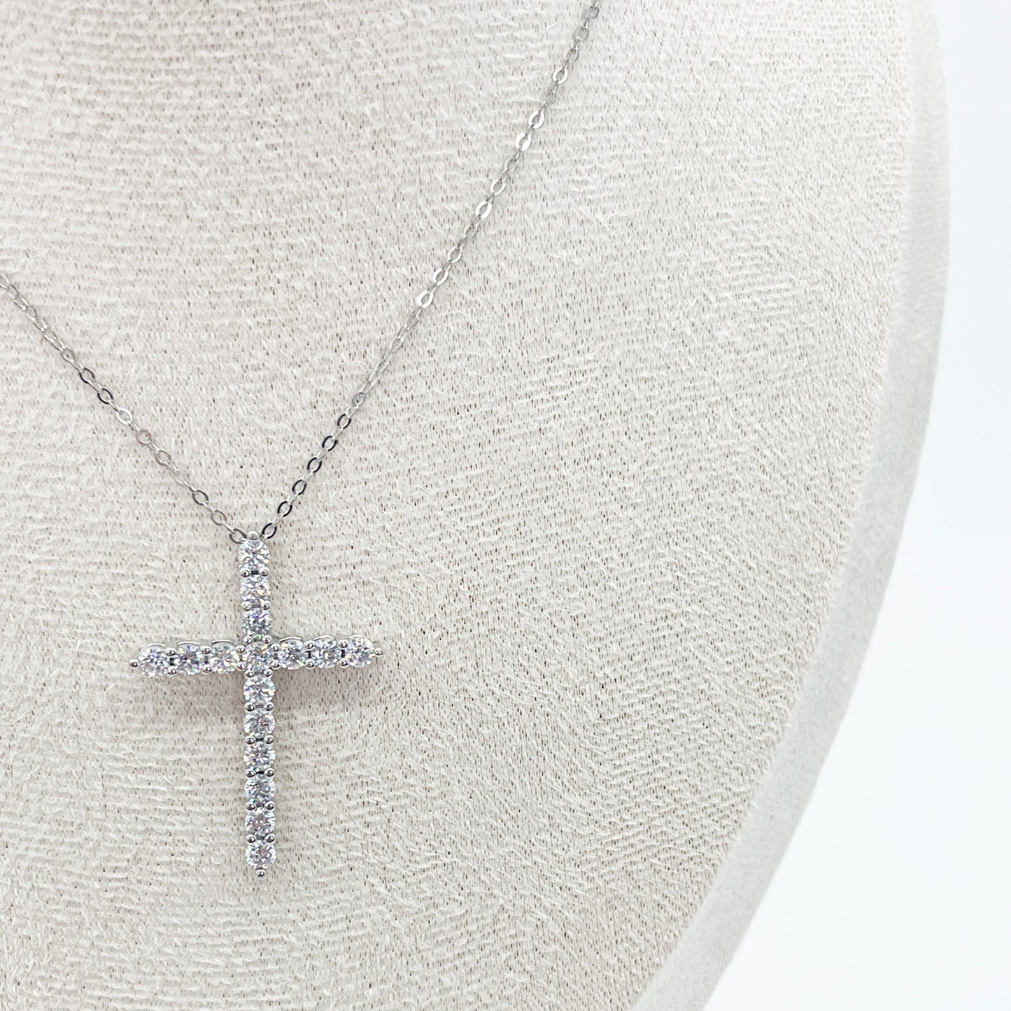 COLLAR CRUZ MOISSANITA