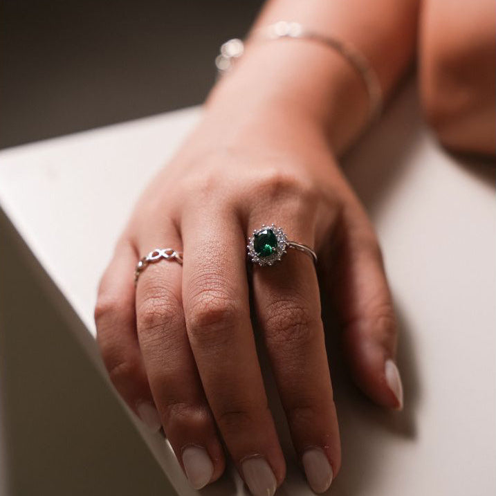 ANILLO OVAL VERDE CON ZIRCONIAS