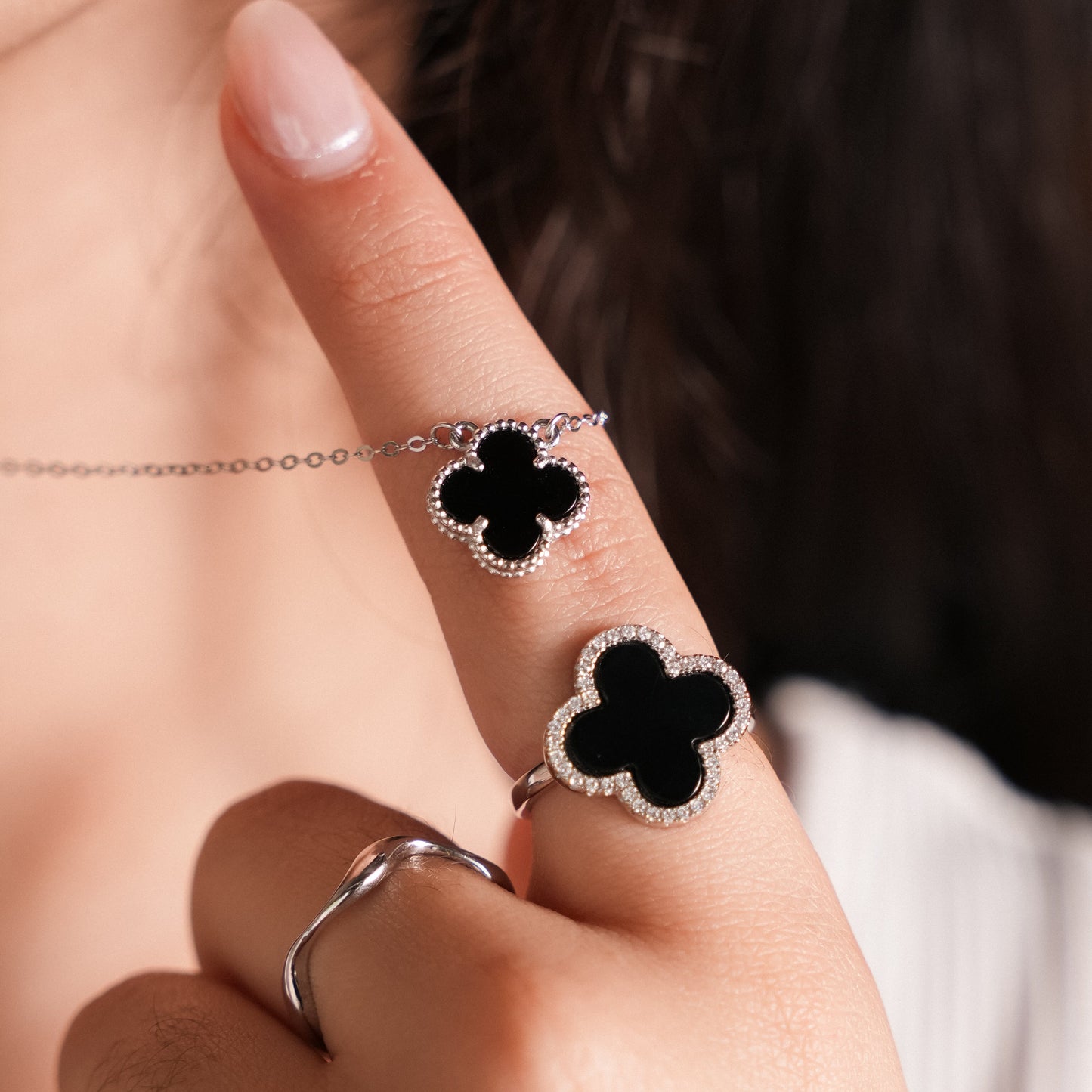 ANILLO TREBOL NEGRO CON ZIRCONIAS
