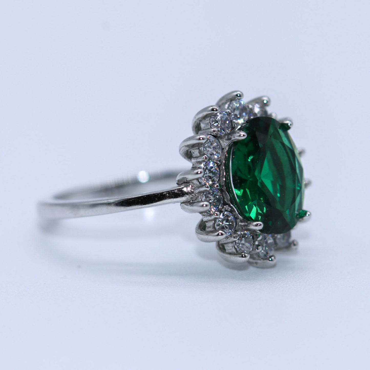 ANILLO OVAL VERDE CON ZIRCONIAS
