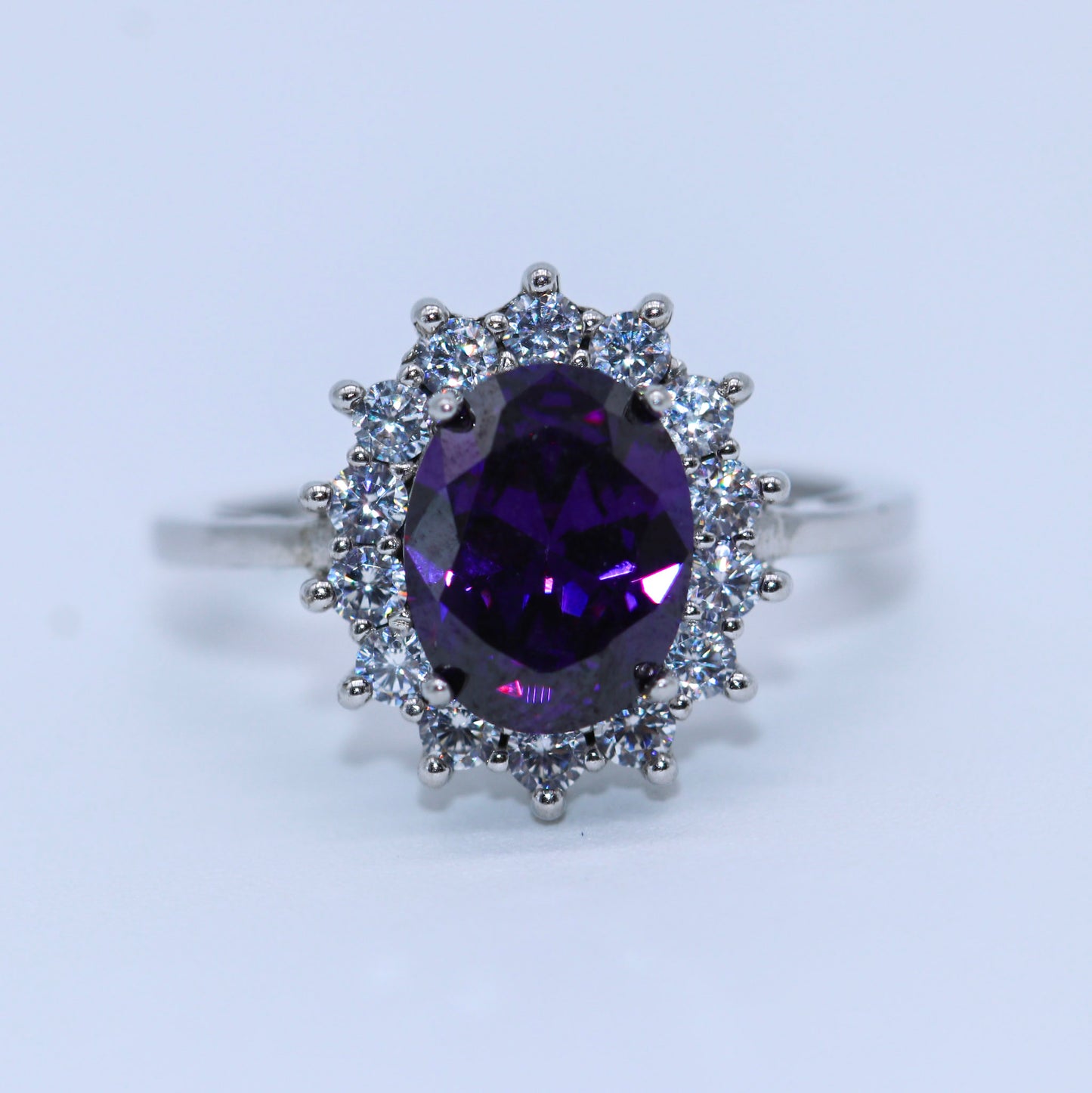 ANILLO OVAL MORADO CON ZIRCONIAS
