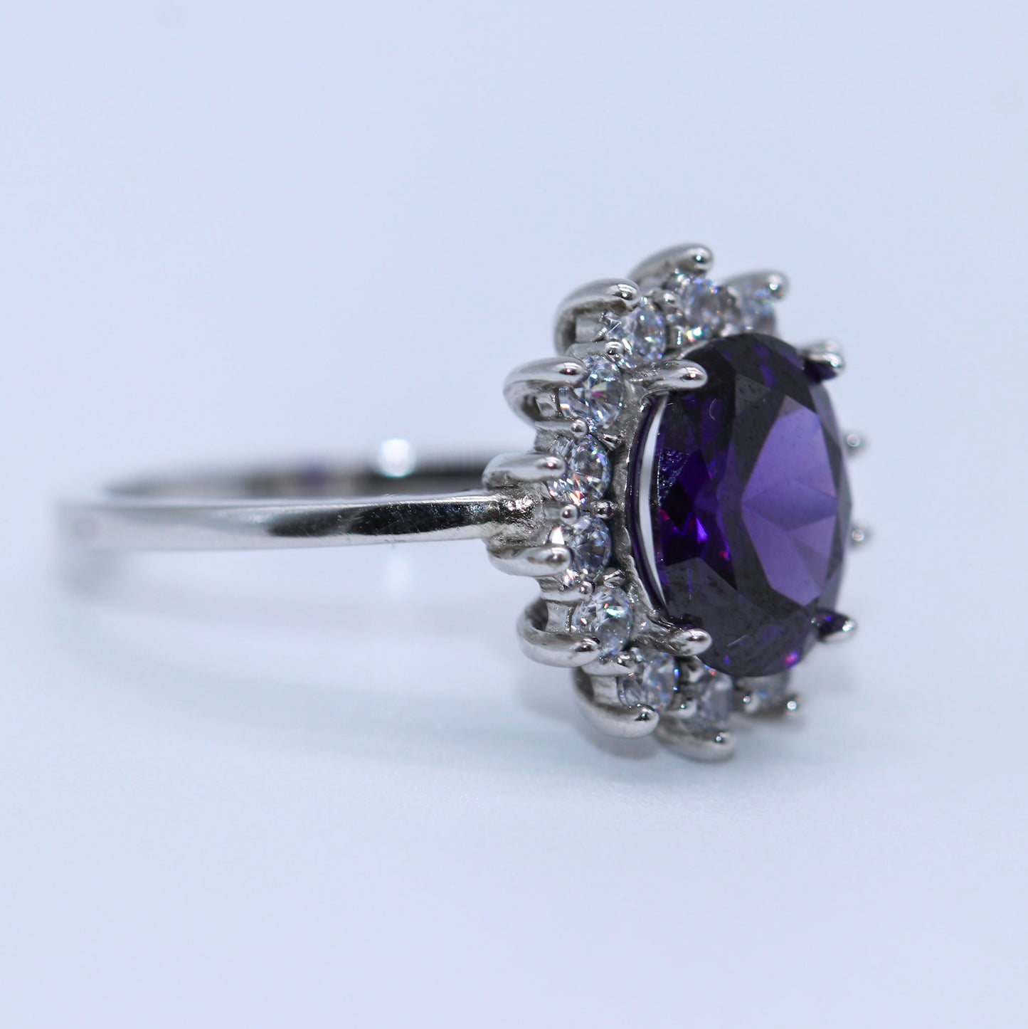ANILLO OVAL MORADO CON ZIRCONIAS