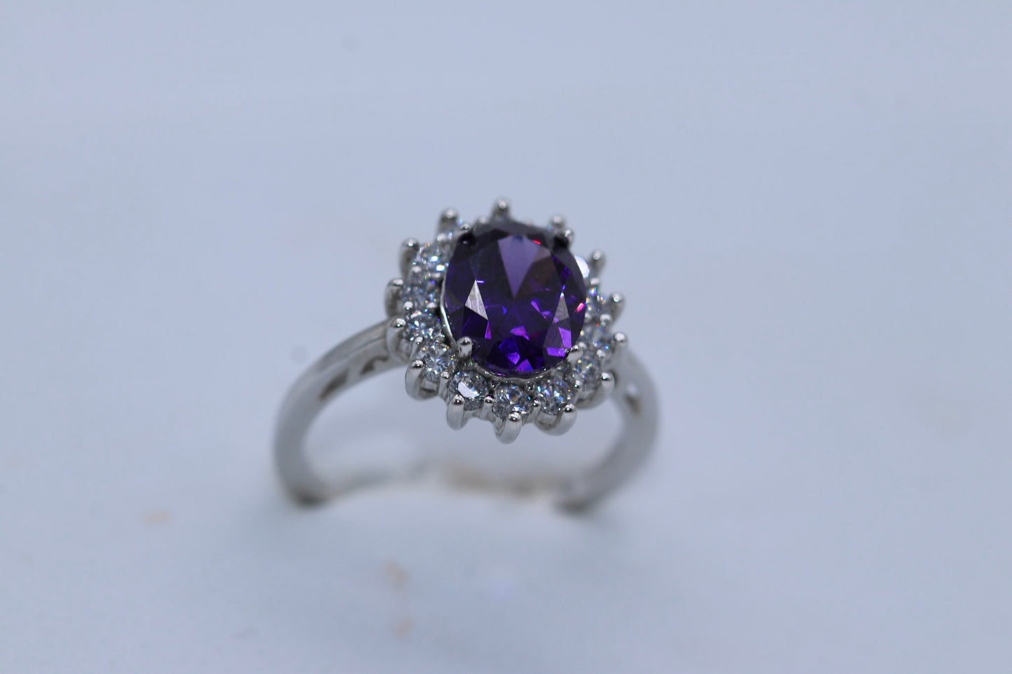 ANILLO OVAL MORADO CON ZIRCONIAS