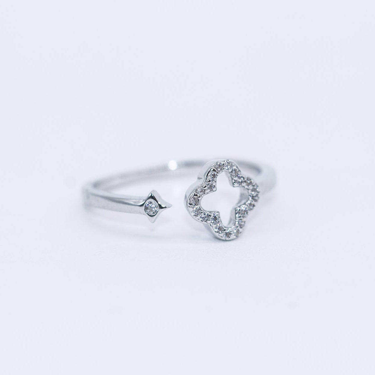 ANILLO TREBOL AJUSTABLE CON ZIRCONIAS