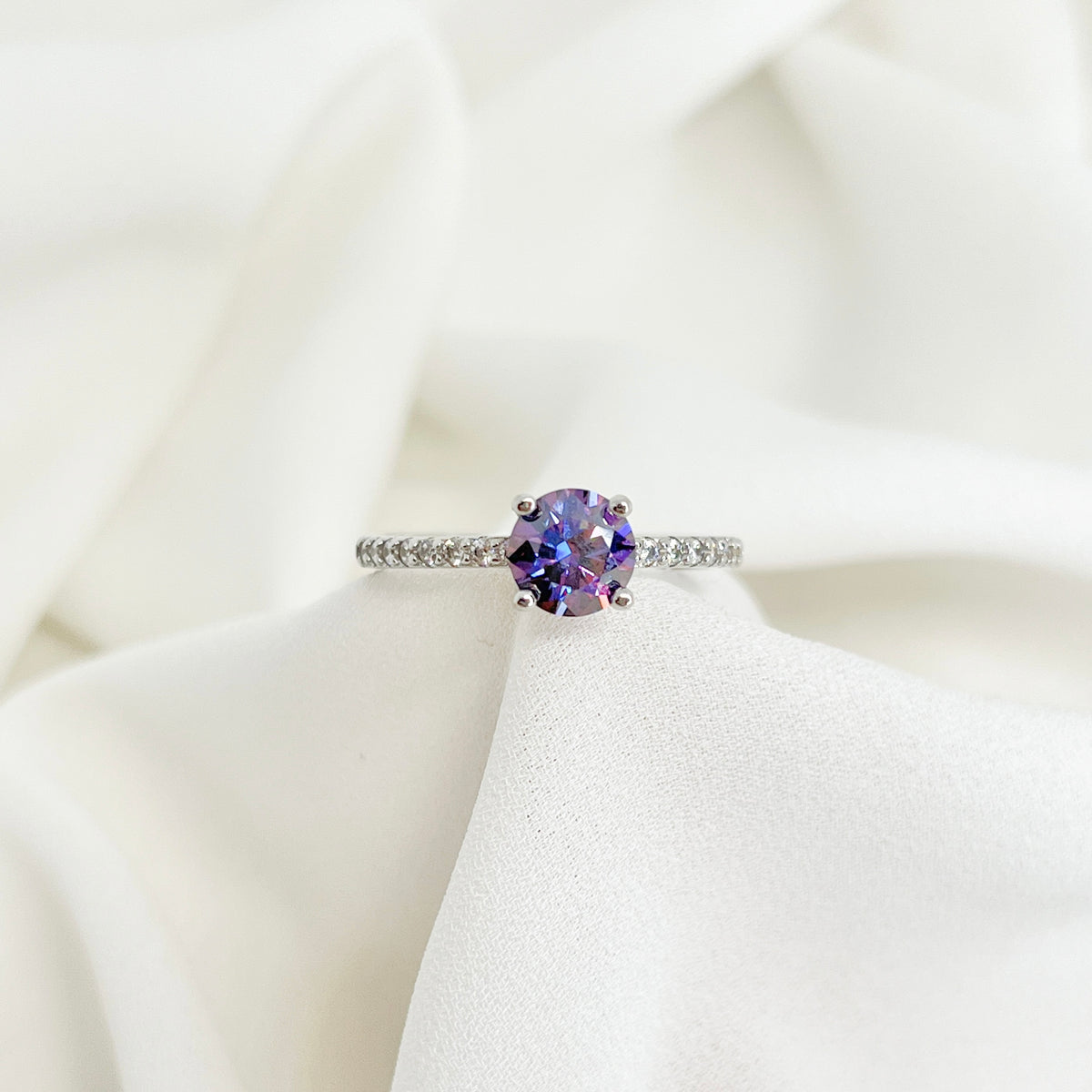 ANILLO LAVANDA PLATA .925 CON PIEDRA MOISSANITA