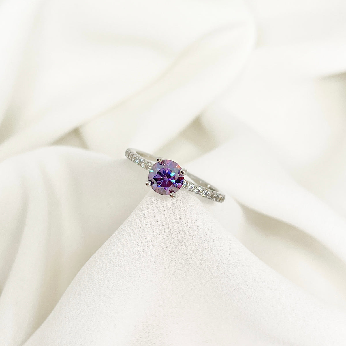 ANILLO LAVANDA PLATA .925 CON PIEDRA MOISSANITA