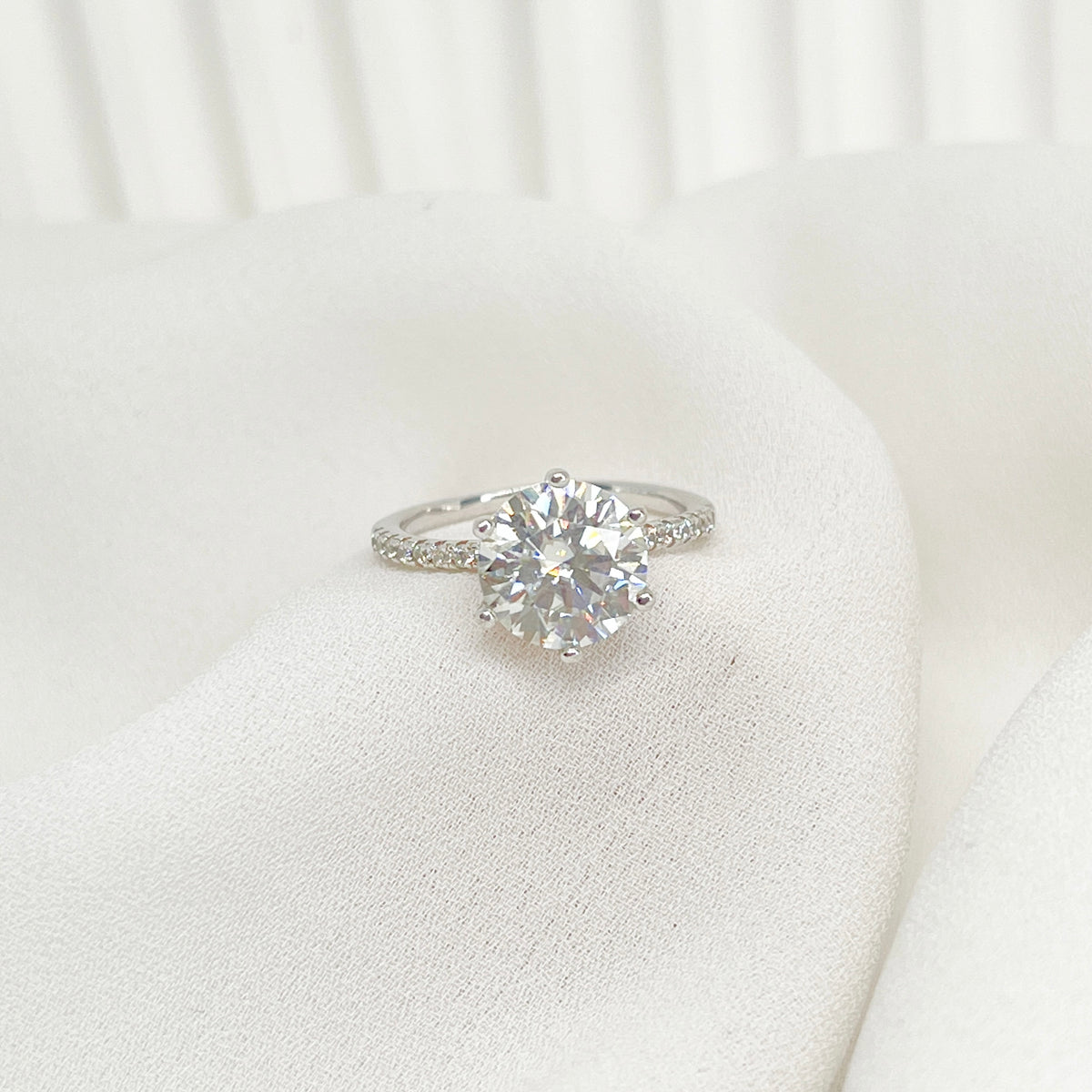 ANILLO LISSA PLATA .925 CON PIEDRA MOISSANITA