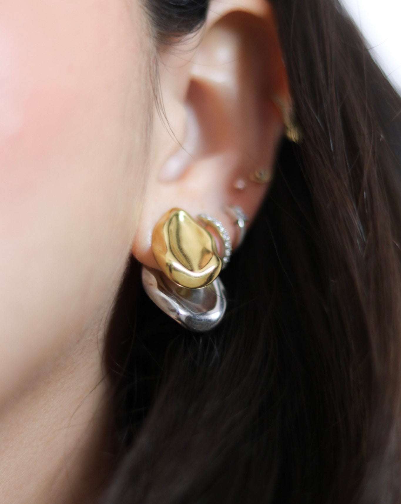 ARETES SERENA IRREGULAR DOS COLORES