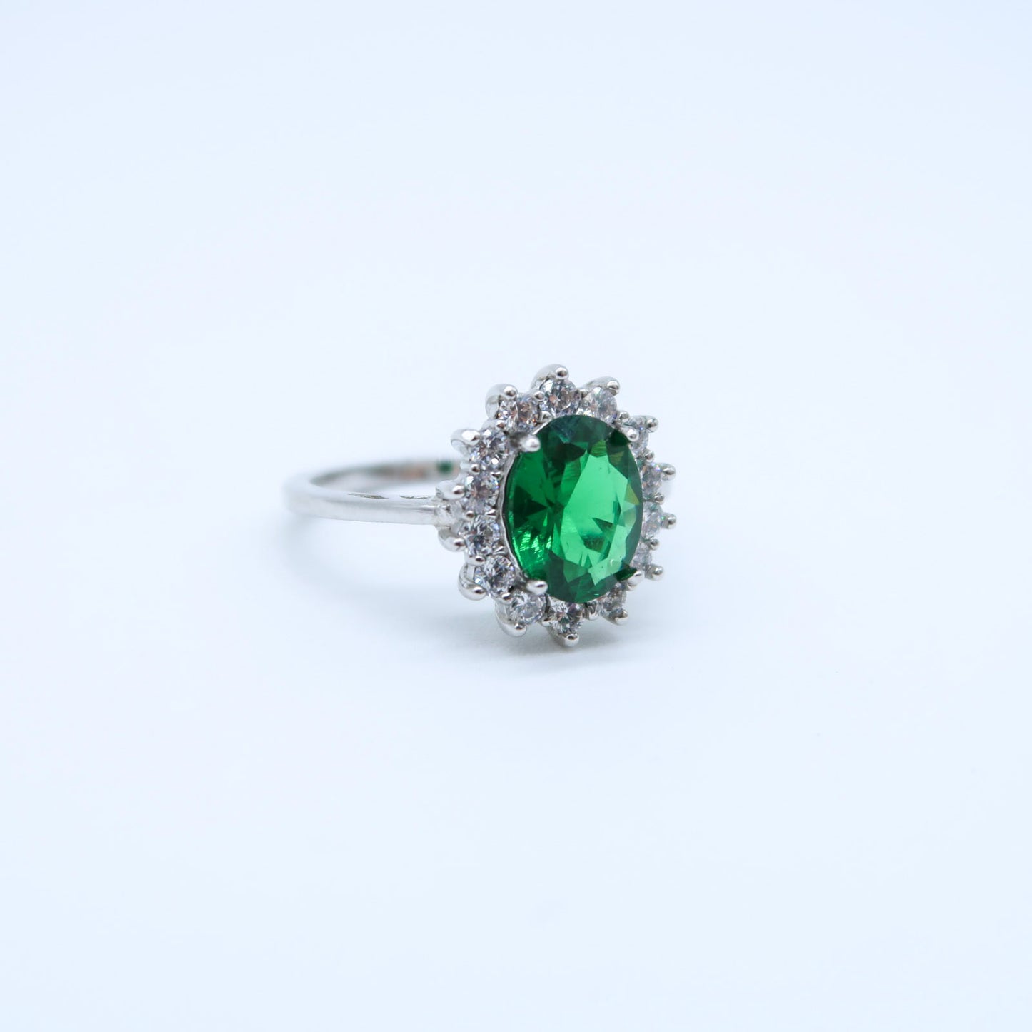 ANILLO OVAL VERDE CON ZIRCONIAS