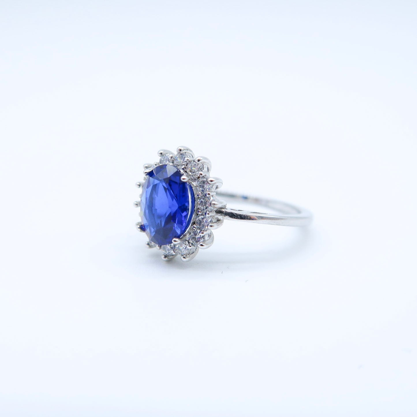 ANILLO OVAL AZUL CON ZIRCONIAS