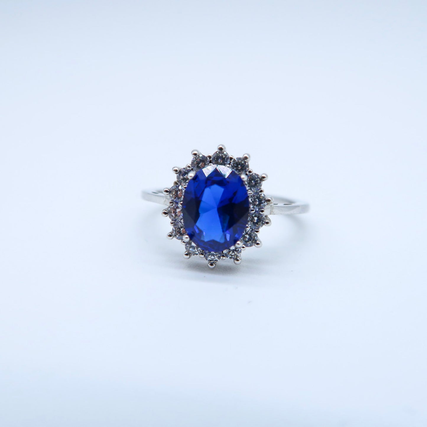 ANILLO OVAL AZUL CON ZIRCONIAS