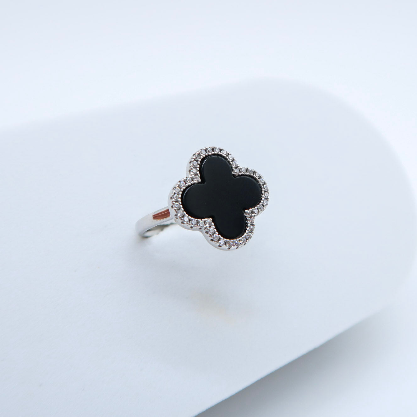 ANILLO TREBOL NEGRO CON ZIRCONIAS